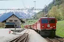 08.05.1994 Lavin, Bahnhof der Räthischen Bahn, Zug mit Lok 607 der RhB
