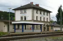 25.05.2013, Der Bahnhof Ludwigstadt an der Frankenwaldbahn, Bahnsteigseite. Das wenig Charm versprühende Flachdach im Vordergrund schützt die Treppe zum Bahnsteigtunnel. Vor der Grenzöffnung endete und begann hier die Kontrolltätigkeit des bundesdeutschen Grenzschutzes. 