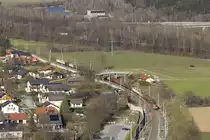 Am 17. März 2019 ist eine unbekannte 1144 mit einem unbekannten Güterzug in Richtung Graz unterwegs und wird in kürze durch die Haltestelle Stübing rauschen.