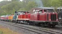 Die Diesellokparade für den Fototag am 1. Mai 2017 im Eisenbahnmuseum Bochum wird von der hauseigenen 212 007-9 angeführt.