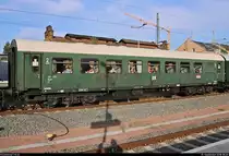 Blick auf einen Rekowagen (DR) der Gattung  Bghw  (B4 gml | 260-328 | 75 80 2811 126-1 D-DLFB) der Dampflokfreunde Berlin e.V., der in DPE 20161 von Berlin-Schöneweide nach Meiningen mit 232 333-5 der Wedler Franz Logisik GmbH & Co. KG (WFL) anlässlich der 24. Meininger Dampfloktage eingereiht ist und Halle(Saale)Hbf auf Gleis 9 verlässt.
[1.9.2018 | 8:20 Uhr]