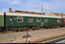 Blick auf einen Halbgepäckwagen der Gattung  BDwsb 270  (55 80 8213 529-1 D-DLFB) der Dampflokfreunde Berlin e.V., der in DPE 20161 von Berlin-Schöneweide nach Meiningen mit 232 333-5 der Wedler Franz Logisik GmbH & Co. KG (WFL) anlässlich der 24. Meininger Dampfloktage eingereiht ist und Halle(Saale)Hbf auf Gleis 9 verlässt.
[1.9.2018 | 8:20 Uhr]