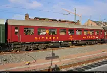 Blick auf einen MITROPA-Speisewagen der Gattung  WRge  (75 80 8813 014-4 D-DLFB) der Dampflokfreunde Berlin e.V., der in DPE 20161 von Berlin-Schöneweide nach Meiningen mit 232 333-5 der Wedler Franz Logisik GmbH & Co. KG (WFL) anlässlich der 24. Meininger Dampfloktage eingereiht ist und Halle(Saale)Hbf auf Gleis 9 verlässt.
[1.9.2018 | 8:20 Uhr]