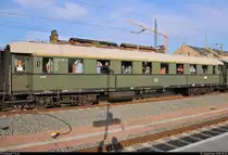 Blick auf einen Eilzugwagen der Gattung  Ayse  (25 247 Nür | A4yse | 51 80 18-43 116-4 D-DLFB) der Dampflokfreunde Berlin e.V., der in DPE 20161 von Berlin-Schöneweide nach Meiningen mit 232 333-5 der Wedler Franz Logisik GmbH & Co. KG (WFL) anlässlich der 24. Meininger Dampfloktage eingereiht ist und Halle(Saale)Hbf auf Gleis 9 verlässt.
[1.9.2018 | 8:20 Uhr]