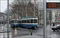 Regenwetter in Zürich -

Zwei Tram 2000 der Linie 2 und 4 an der Umsteigehaltestelle Bellevue.

14.03.2019 (M)