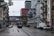 Regenwetter in Zürich -

Tram 2000 der Linie 4 in der Limmatstraße mit den dortigen Viadukten im Hintergrund.

14.03.2019 (M)