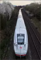 ICE-Typen -

ICE 4 auf der Remsbahn bei Kernen-Rommelshausen. 

Mehrerer Versuche hat waren notwendig um den ICE 4 in dieser Weise abzulichten. Am Samstagabend war er mit zu hoher Geschwindigkeit unterwegs, eine Bewegungsunschärfe war unvermeidlich. Gestern hatte ich einen kleine Moment zu spät ausgelöst und die Front wurde angeschnitten. Heute morgen war er freundlicherweise sehr langsam unterwegs und das Bild war problemlos möglich.

25.03.2019 (M)

