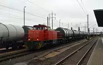 275 820 der RBB ist noch anzusehen für welches EVU sie zuvor im Einsatz war. Hier bringt sie am 17.03.19 einen Kesselwagenzug in den Güterbreich von Bitterfeld.