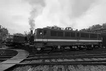 Die Elektrolokomotive 211 030-2 an einem verregneten 1. Mai 2017 im Eisenbahnmuseum Bochum.