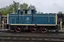 Die Diesellokomotive 261 671-2 während einer Parallelfahrt Anfang Mai 2017 im Eisenbahnmuseum Bochum. 