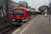 🇩🇪:Hier steht ein Baureihe 474 der S-Bahn Hamburg im Bahnhof Holstenstraße.
Sie verkehrte am 23.03.2019 auf der etwas verkürzen Linie S31 zwischen Altona über Dammtor und Hamburg Hbf zum Berliner Tor.
Die Baureihe 474 ist zweitmodernste der S-Bahn Hamburg und würde inzwischen etwas modernisiert. 🇫🇷:Ici un S-Bahn du Serie 474 du S-Bahn Hamburg en Gare de Hambourg Holstenstraße.
Il était en voyage sur la ligne S31 entre Hambourg Altona et Berliner Tor.

Foto von/de SignalGrün bzw. SignalGrün [Trainsptt]. 🏙️: Hamburg, Hamburg, Deutschland/ Allemagne🇩🇪
🚉: S-Holstenstraße
📆: 23/03/2019