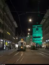 BERNMOBIL historique an der Museumsnacht Bern am 22. März 2019. Im Viertelstundentakt pendelten drei historische Tramzüge zwischen Bahnhof und Guisanplatz.<br>
Standardtram der ersten Serie Be 4/4 107 mit Anhänger B 327 begegnet am Bärenplatz dem Be 4/4 621 der zweiten Serie mit dem B 337. Der Käfigturm ist ebenfalls aus Anlass der Museumsnacht beleuchtet.
