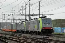 Doppeltraktion, mit den BLS Loks 486 510-1 und 475 404-0, durchfährt den Bahnhof Pratteln. Die Aufnahme stammt vom 06.03.2019.