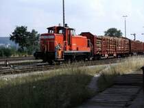 Am 07.08.2004 rangiert 363 200 im ehemaligen Rangierbahnhof Luitpoldh�tte bei Amberg einige Holzwagen. Dieser Rbf wurde zum fahrplanwechsel 2004/2005 zum 11.12.2004 stillgelegt.
