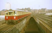 S - Bahnzug aus Richtung Ostbhnhof hat die Grenzsperranlagen durchfahren und �berquert gerade den Humboldthafen vor dem Lehrter Stadtbahnhof im April 1984. 