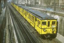 U - Bahnzug nach Pankow Vinetastra�e bef�hrt die Rampr zum Bahnhof  Dimitroffstra�e . April 1984