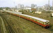S-Bahn Vollzug ET 167 - 277 - noch mit unbearbeiteter Stirnfront nach Erkner bei der Warschauer Br�cke. Im Hintergrund Berlin - Ostbahnhof und  Telespargel . Oktober 1984