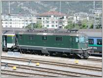  Reinrassige  Re 4/4 II in gr�ner Farbgebung werden immer seltener. Hier wartet die 11158 im Rangierbahnhof Chur mit dem Anschluss IC (drei Wagen) des BerninaExpress auf die R�ckfahrt nach Z�rich. (20.06.2007)