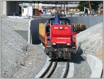 Die SBB Cargo MAK1700 Am 843 076-1 schiebt eine beladene Wagengruppe �ber das Dreischienengleis in die Unterf�hrung zur S�gerei Stallinger. (Ems Werk 20.06.2007)