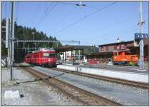 Be 4/4 515 Pendel nach Rh�z�ns und Tm 120 in Reichenau-Tamins. (20.06.2007)