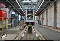 MGT-K (Bombardier Flexity Classic), Wagen 679, der Halleschen Verkehrs-AG (HAVAG) steht anlässlich des Tags der offenen Tore über der Arbeitsgrube für Reparaturen auf Gleis 7 in der Straßenbahnwerkstatt des HAVAG Betriebshofs in der Freiimfelder Straße in Halle (Saale).
[1.9.2018 | 10:38 Uhr]