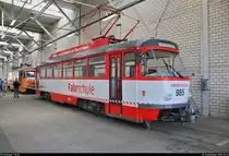 Tatra T4D-C, Wagen 985, genutzt als Fahrschule, der Halleschen Verkehrs-AG (HAVAG) steht anlässlich des Tags der offenen Tore in der Straßenbahnwerkstatt des HAVAG Betriebshofs in der Freiimfelder Straße in Halle (Saale).
[1.9.2018 | 10:43 Uhr]