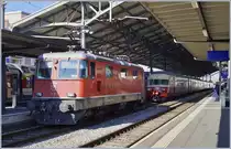 Lawinengefahr! Drohten Lawinen die Fahrt des TEE Gottardo zu stören, wurde auf der Gotthardstrecke jeweils eine Lok vorgespannt. Heute ist zum  sichern  Verkehren erneut Vorspann nötig, wenn auch nicht mehr die 120 Tonnen einer Ae 6/6, nun genügen die 88 Tonnen einer Re 4/4 II damit der Zug  ETCS-Kompatibel  ist.

In Lausanne wird  dem TEE 1053 die SBB Re 4/4 II 11198 vorgespannt, die Re 4/4  11198 verkehrte nicht nur etliche Jahre am Gotthard, sie besass auch lange Jahre einen ÖBB/DB Stromabnehmer für den Verkehr nach Lindau. 


31. März 2019