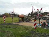 Warnblinkanlage,Schrankenbäume und sogar ein paar Meter Gleise wurden in der Nähe vom Bahnhof Niederfinow aufgestellt.Aufnahme vom 24.März 2019.