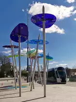 High Noon am P�erdsmaart - Die grau/gr�nen Absperrungen sind fast alle verschwunden und so konnte ich es mal wieder wagen einen CAF Urbos von LUXTRAM S.A. zusammen mit den farbenfrohen Schirmen zwischen den Haltestellen Theater und Fa�encerie am Glacis in Luxembourg-Limpertsberg abzulichten. 29.03.2019 (Jeanny) 