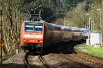 RHEIN-SIEG-EXPRESS RSX KURZ VOR SIEGEN BEI FREUSBURG/SIEG
AACHEN-KÖLN-SIEGEN ist die Stammstrecke des RSX mit den typischen roten
Doppelstockwagen...hier bei der Bergfahrt am 19.3.2019 ist Lok 146 001-3
vorne,bei Talfahrt übernimmt der Steuerwagen.....