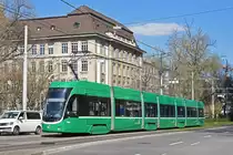 Wegen Bauarbeiten am Bahnhof SBB werden diverse Linien umgeleitet oder verlängert. Hier fährt der Be 6/8 Flexity 5044, auf der Linie 1, zur Haltestelle am Bahnhof SBB Richtung Peter Merian. Die Aufnahme stammt vom 28.03.2019.
