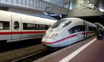 Rechts. ICE 3 Richtung München, links ICE T Richtung Berlin im
Bahnhof Kassel Wilhelmshöhe.
Aufgenommen am 30.03.2019.