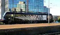 MRCE Vectron 193 663-2, die an Lokomotion vermietet ist, stand am 22.03.19 auf einem Abstellgleis, das sich direkt am Duisburger Hauptbahnhof befindet.