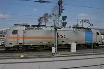 Die Elektrolokomotive 186 147-5 der HSL Logistik GmbH macht ein wenig Dampf...!? ;-)
(Hauptbahnhof Dresden, April 2017)