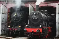 RINGLOKSCHUPPEN SIEGEN(SWEM)MIT GASTLOK 581111-2(EF-TREYSA)
Während  Stammlok  57 3088 am 31.3.2019 im SWEM-SIEGEN zur Saisoneröffnung
nur etwas  Fotodampf  produziert,legt Gastlok 58 1111-2 der EF-TREYSA mit
 Echtdampf  nach,nachdem ihre Vorräte im historischen Ringlokschuppen
nach der Sonderfahrt nachgefüllt wurden....