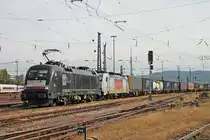 Durchfahrt am Nachmittag des 04.10.2017 von MRCE/XRAIL ES 64 U2-099 (182 599-1) zusammen mit Macquarie/XRAIL 186-150 als Wagenlok und einem Containerzug durch den Badischen Bahnhof von Basel in Richtung Deutschland. (Fotostandpunkt von öffentlich zugänglichen Parkplatz!!)