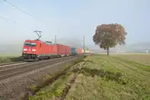 185 293 mit dem KT 47981 von Bremerhaven Speckenbüttel nach Enns 
in der Morgensonne bei Retzbach-Zellingen Richtung Würzburg, 13.10.2018