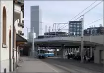 Unter den Hochstraßen -

Züricher Tram 2000 auf der Linie 17 in der Hardturmstrasse mit dem prägnanten Siloturm im Hintergrund.

12.03.2019 (M)
 