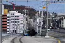 Die Rampe rauf -

... auf die Hardbrücke fährt hier ein Tram 2000 der Linie 8 in Zürich.

12.03.2019 (M)