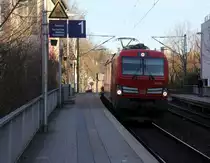 193 323 DB kommt aus Richtung Aachen-West mit einem LKW-Zug aus Zeebrugge-Vorming(B) nach Novara-Boschetto(I) und fährt durch Aachen-Schanz in Richtung Aachen-Hbf,Aachen-Rothe-Erde,Stolberg-Hbf(Rheinland)Eschweiler-Hbf,Langerwehe,Düren,Merzenich,Buir,Horrem,Kerpen-Köln-Ehrenfeld,Köln-West,Köln-Süd. 
Aufgenommen vom Bahnsteig von Aachen-Schanz. 
Am Morgen vom 21.3.2019.
