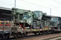 Drehgestell-Flachwagen der DB Cargo mit der Nr. 31 RIV 80 D-DB 3962 505-4 Rmms 664 beladen mit einem Fahrzeugkran Typ? der US Army am 28.03.19 Bf. Flughafen Berlin-Schönefeld.