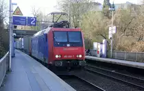 482 000-7  Köln  von SBB-Cargo kommt aus Richtung Köln,Aachen-Hbf und fährt durch Aachen-Schanz mit einem Containerzug aus Gallarate(I) nach Antwerpen-Oorderen(B) und fährt in Richtung Aachen-West. Aufgenommen vom Bahnsteig von Aachen-Schanz. Am Morgen vom 22.3.2019.