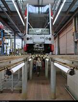 MGT-K (Bombardier Flexity Classic), Wagen 679, der Halleschen Verkehrs-AG (HAVAG) steht anlässlich des Tags der offenen Tore über der Arbeitsgrube für Reparaturen auf Gleis 7 in der Straßenbahnwerkstatt des HAVAG Betriebshofs in der Freiimfelder Straße in Halle (Saale).
Der Triebwagen konnte sowohl von oben als auch von unten besichtigt werden.
[1.9.2018 | 10:54 Uhr]