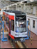 MGT-K-2 (Bombardier Flexity Classic), Wagen 699, der Halleschen Verkehrs-AG (HAVAG) steht anlässlich des Tags der offenen Tore auf einer Hebebühne bzw. über einer der beiden Arbeitsgruben für Reparaturen (Gleis 6) in der Straßenbahnwerkstatt des HAVAG Betriebshofs in der Freiimfelder Straße in Halle (Saale).
[1.9.2018 | 10:58 Uhr]