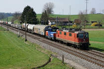 Re 420 243-8 mit gemischter Anhängelast zwischen Wangen an der Aare und Niederbipp am 1. April 2019.
Besondere Beachtung gilt der geschleppten Eem 923.  
Foto: Walter Ruetsch