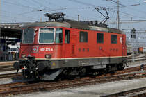 Re 420 278-4  CHAM  auf Rangierfahrt in Solothurn am 1. April 2019.
Besondere Beachtung gilt der Hybridkupplung und dem von der Re 6/6 11673 stammenden Wappen Cham die am 15. Juli 2016 dem Abbruch zugeführt wurde. Am 13. Mai 2015, kurz nach Mitternacht, sind im Bahnhof Erstfeld zwei Güterzüge seitlich kollidiert. Ein Güterzug von SBB Cargo International, wurde mit Re 6/6 11673 „CHAM“ geführt.
Foto: Walter Ruetsch

