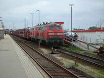 Pkw-Verladung f�r die Fahrt zum Festland mit 218 182-4. (Aufgenommen am 02.06.07 Westerland/Sylt)