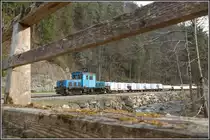 Der Breitenau Bach begleitet die Bahn durch den Roßgraben wie auch die L104 , die Brucker Landesstraße. 
Hier eine der unzähligen Brücken und Stege über den  wilden  Bach. 
3.04.2019