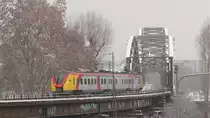 Eine RB58 nach Frankfurt Hbf verlässt soeben die Deutschherrnbrücke. Aufgenommen am 16.12.2018 11:25 