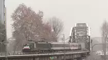 Der FLX nach Stuttgart verlässt die Frankfurter Deutschherrnbrücke und wird damit in Kürze Frankfurt Süd erreichen. Aufgenommen am 16.12.2018 11:32